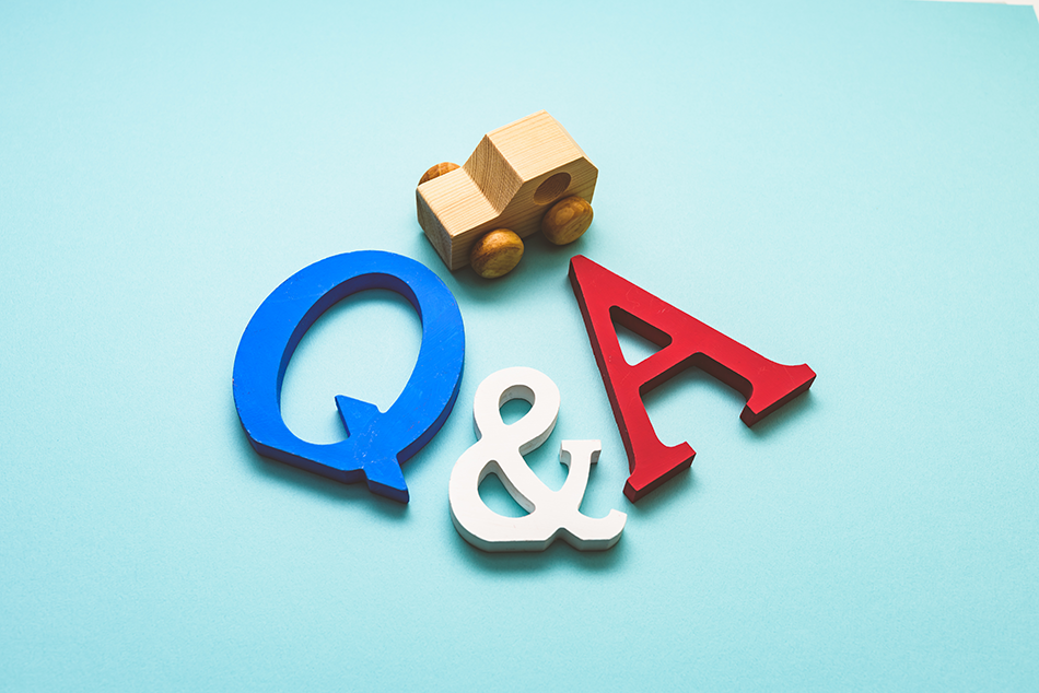 Q&Aの文字と木製の車のミニチュア